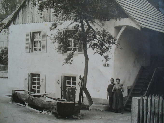 martin und catherine rohner vor ihrer mühle 1915